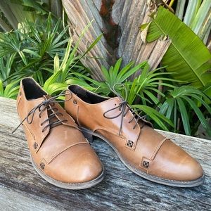 Kicking it old school w/ Charles David! Shoe worn once. Outstanding condition!